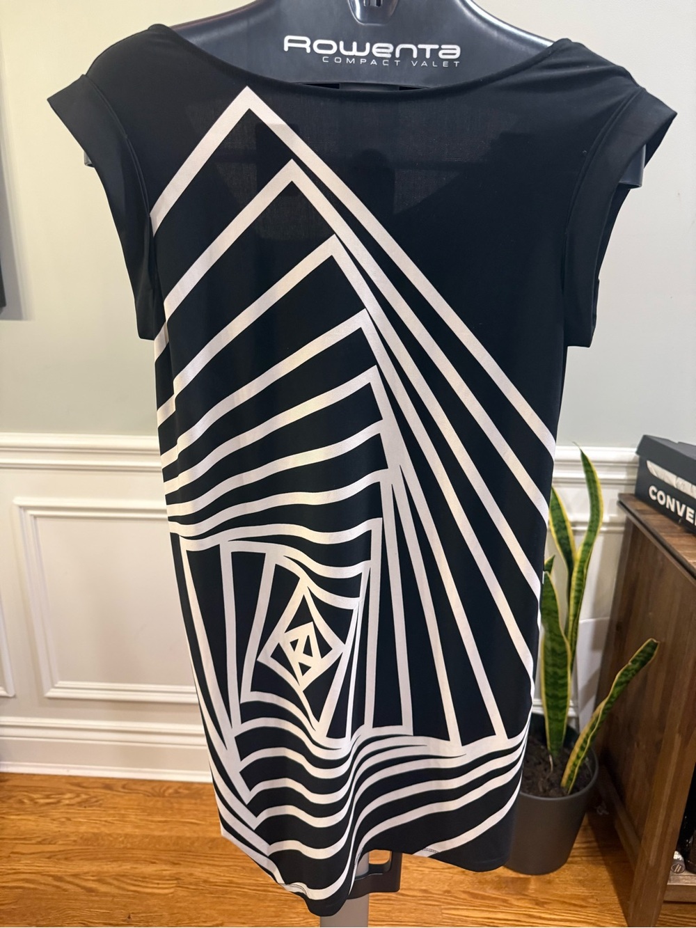 BCBGMAXAZRIA Black & White Geometric Op Art Optical Illusion Mini Dress